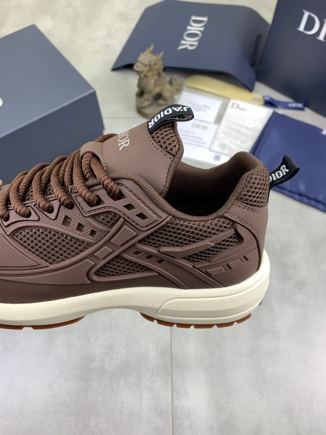 Men's Men's Shoes P600💰💎💎💎Top quality DIOR men's low-top sneakers series Newly launched this season, this low-top sneaker is one of the flagship styles of the series. Crafted from cowhide leather uppers combined with mesh and white technical fabric, it's finished with reflective graphic logos. Featuring logos on the heel and tongue, the extra-light sculpted rubber sole with signature embellishments enhances style, and internal stretch details create an ideal comfort fit that pairs well with a variety of casual looks. Shows fashionable and modern sports style Size:39-45 (38 46 customized)